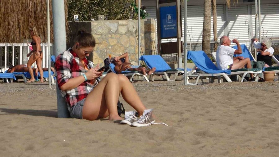 Yüksek Kesimlerine Kar Yağarken, Antalya’nın Sahillerinde Deniz Keyfi