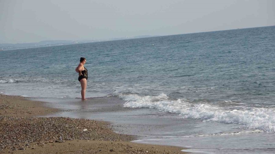 Yüksek Kesimlerine Kar Yağarken, Antalya’nın Sahillerinde Deniz Keyfi