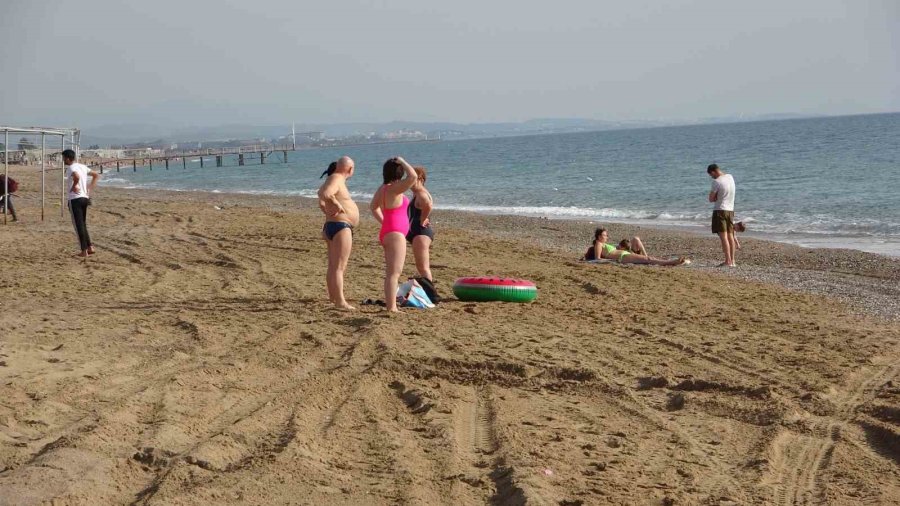 Yüksek Kesimlerine Kar Yağarken, Antalya’nın Sahillerinde Deniz Keyfi