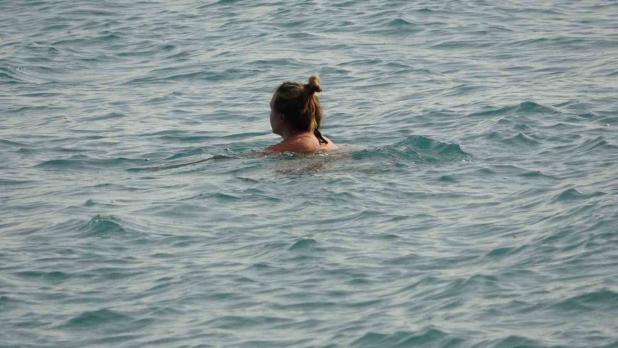 Yüksek Kesimlerine Kar Yağarken, Antalya’nın Sahillerinde Deniz Keyfi