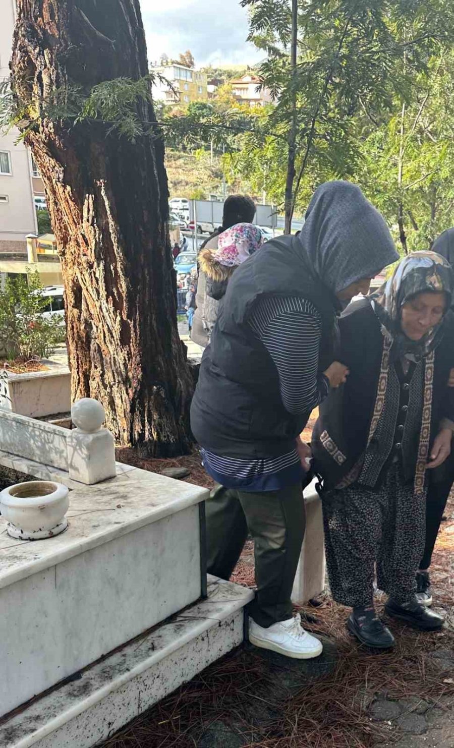 Kazada Hayatını Kaybeden Anne Ve Oğlu, Gözyaşları Arasında Defnedildi