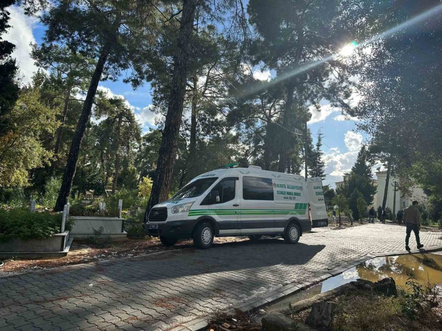 Kazada Hayatını Kaybeden Anne Ve Oğlu, Gözyaşları Arasında Defnedildi