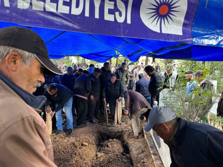 Kazada Hayatını Kaybeden Anne Ve Oğlu, Gözyaşları Arasında Defnedildi