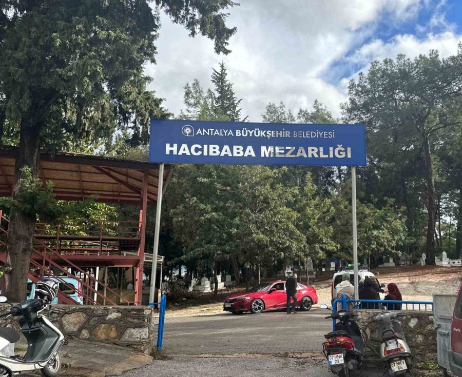 Kazada Hayatını Kaybeden Anne Ve Oğlu, Gözyaşları Arasında Defnedildi