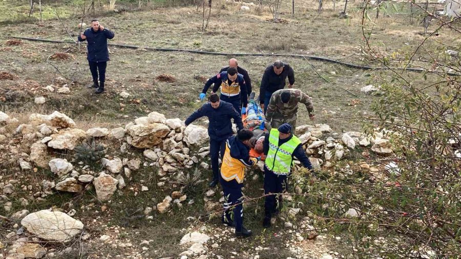 Otomobil Şarampole Uçtu: 2 Yaralı