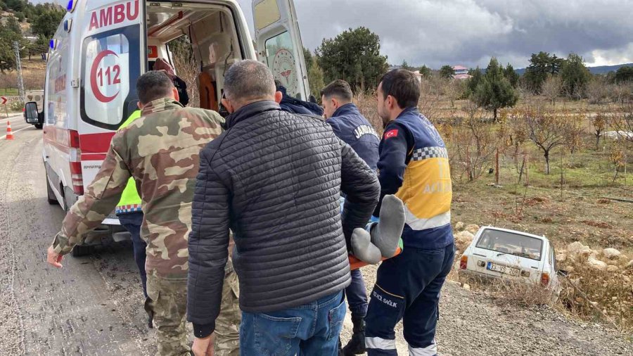 Otomobil Şarampole Uçtu: 2 Yaralı