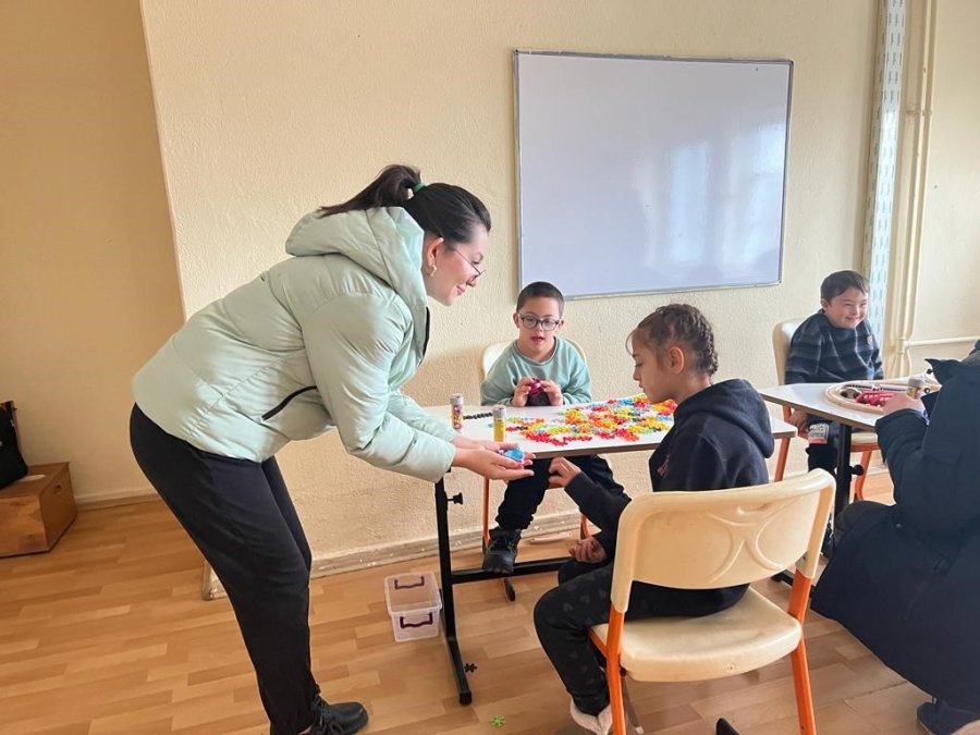 Lise Öğrencileri Özel Öğrencilerle Temizlik Yapıp Oyunlar Oynadı