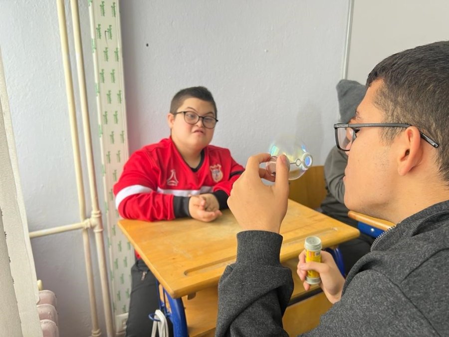 Lise Öğrencileri Özel Öğrencilerle Temizlik Yapıp Oyunlar Oynadı