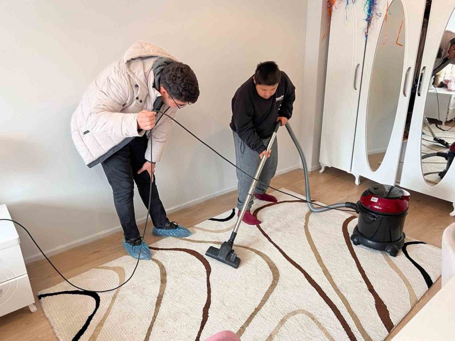 Lise Öğrencileri Özel Öğrencilerle Temizlik Yapıp Oyunlar Oynadı