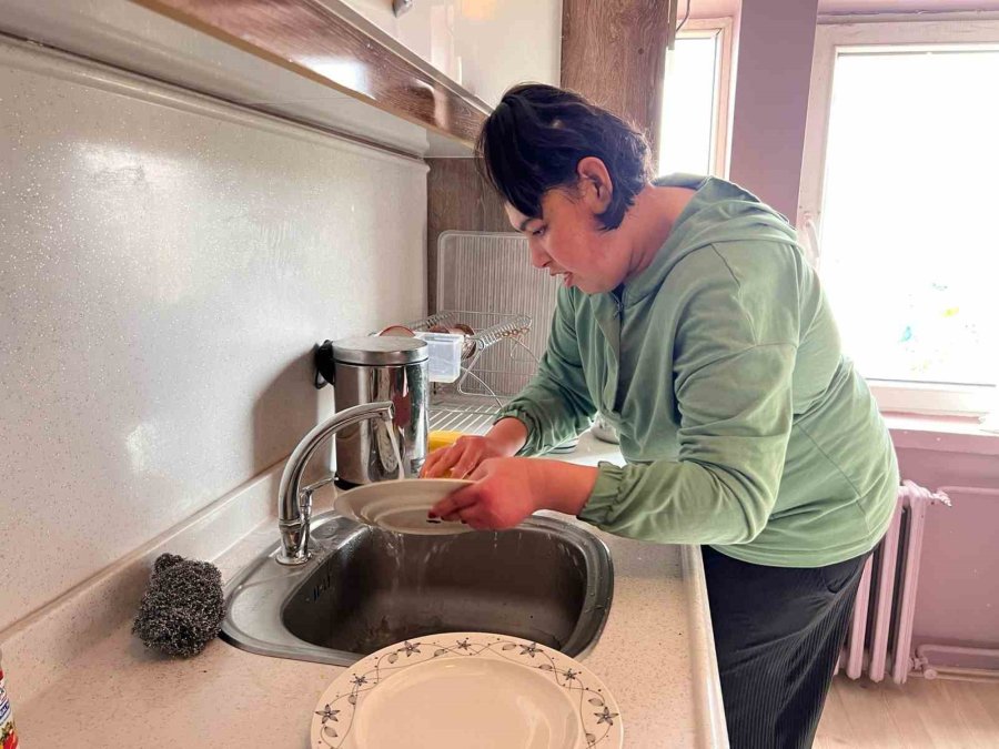 Lise Öğrencileri Özel Öğrencilerle Temizlik Yapıp Oyunlar Oynadı