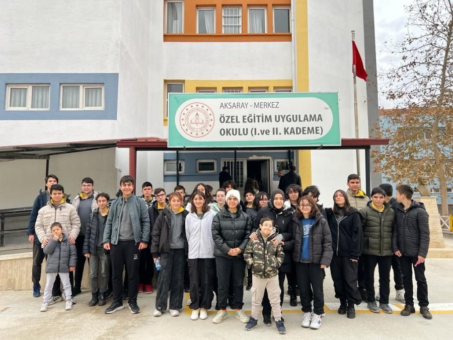Lise Öğrencileri Özel Öğrencilerle Temizlik Yapıp Oyunlar Oynadı