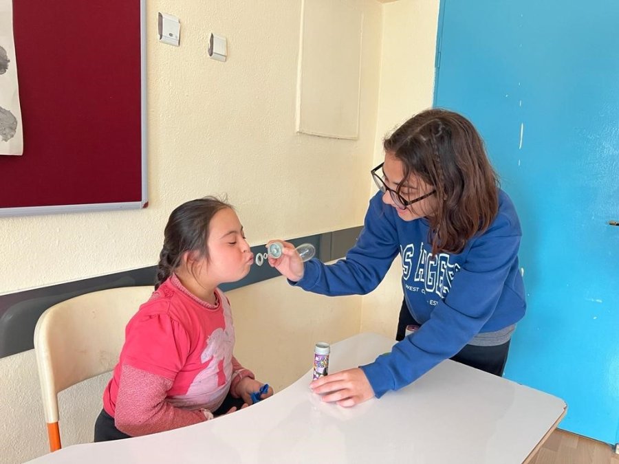 Lise Öğrencileri Özel Öğrencilerle Temizlik Yapıp Oyunlar Oynadı