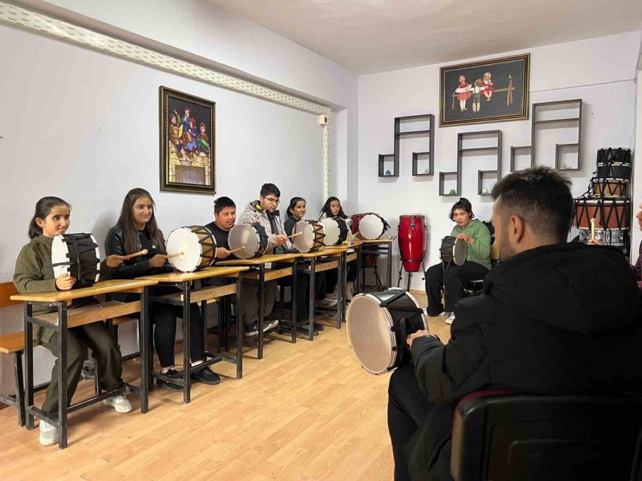 Lise Öğrencileri Özel Öğrencilerle Temizlik Yapıp Oyunlar Oynadı