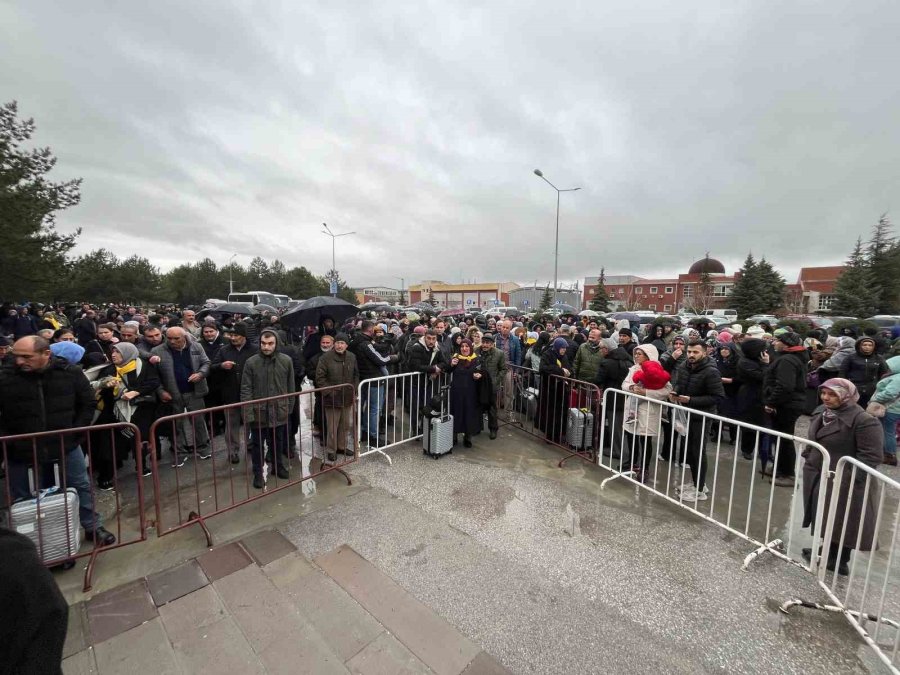 Umre Yolcuları Havalimanında Yoğunluk Oluşturdu