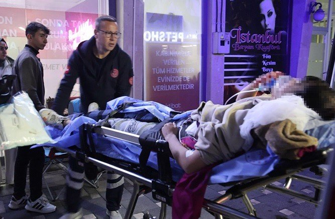 Bıçakla Yaralanan Genç Kız Ambulansa Alınırken Yakınlarına El Salladı