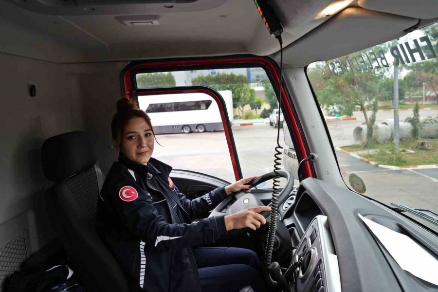 İtfaiyenin Yükünü Onlar Çekiyor, Trafikte Görenler Hem Şaşırıyor Hem Alkışlıyor