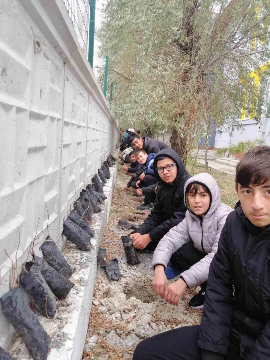 Karapınar’da Öğrenciler Fidanları Toprakla Buluşturdu