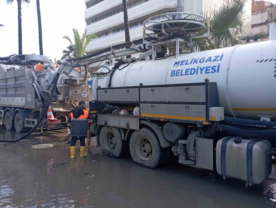 Melikgazi, Tüm İmkânları İle İskenderun’da Sel Temizlik Çalışmalarına Destek Oldu
