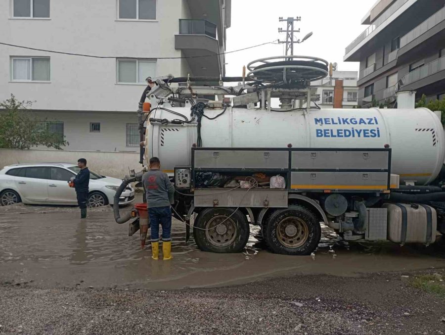 Melikgazi, Tüm İmkânları İle İskenderun’da Sel Temizlik Çalışmalarına Destek Oldu