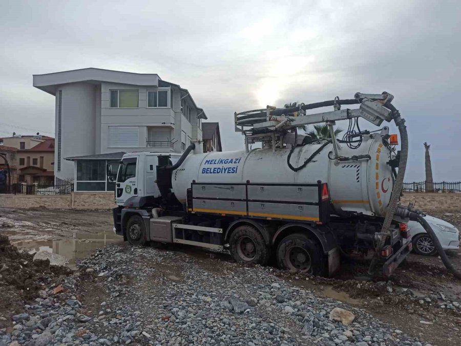 Melikgazi, Tüm İmkânları İle İskenderun’da Sel Temizlik Çalışmalarına Destek Oldu