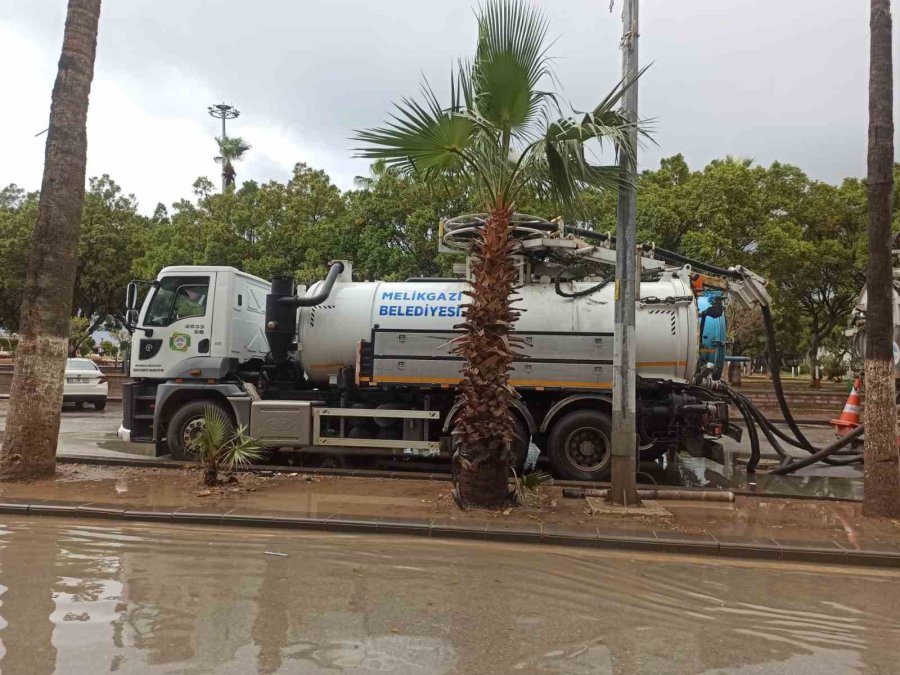 Melikgazi, Tüm İmkânları İle İskenderun’da Sel Temizlik Çalışmalarına Destek Oldu