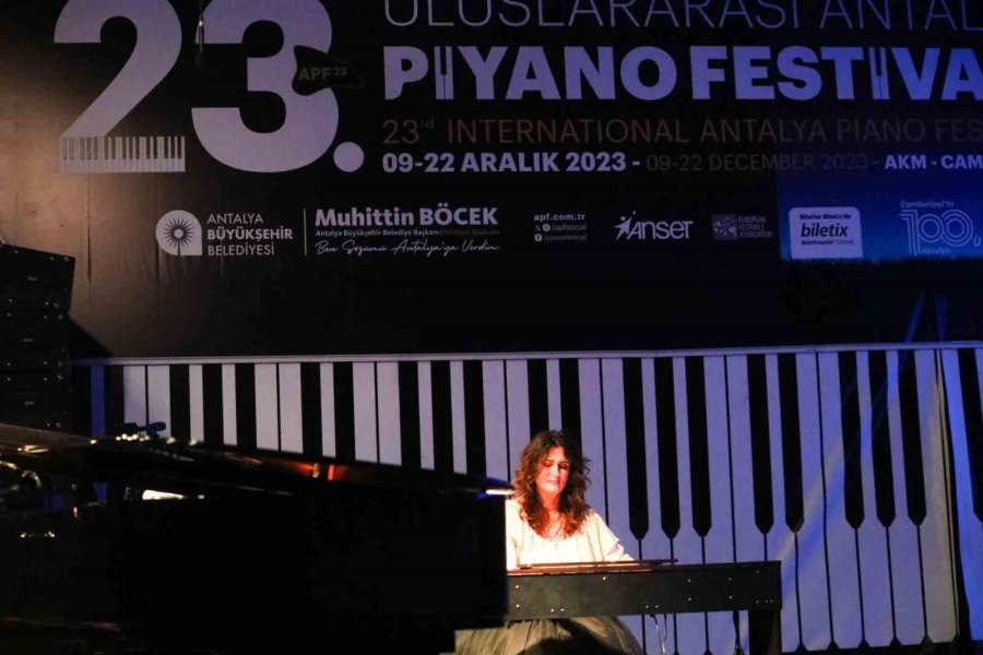 Anjelika Akbar’dan Muhteşem Konser