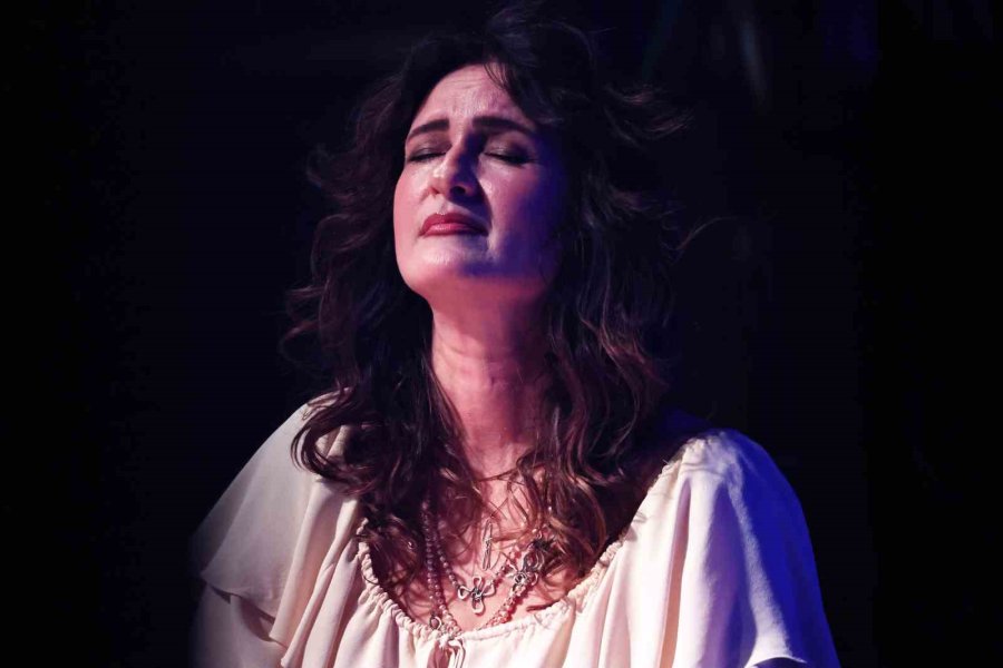 Anjelika Akbar’dan Muhteşem Konser