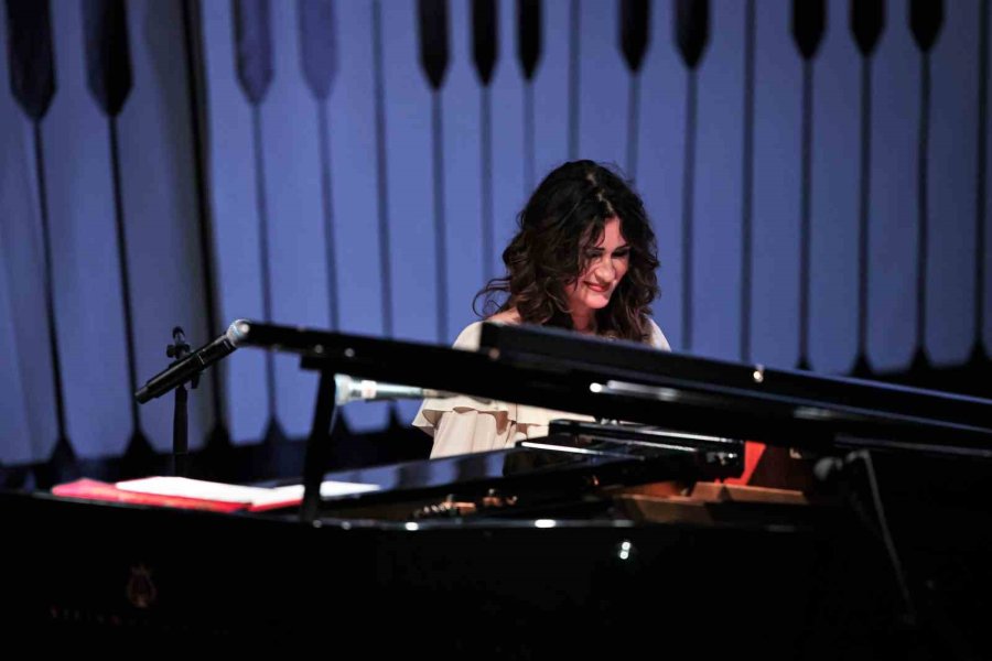 Anjelika Akbar’dan Muhteşem Konser