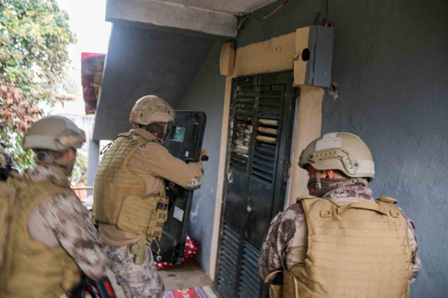 Özel Hareket Polislerinin Koçbaşı İle Girdiği Evde Şaşırtan Güvenlik Önlemi