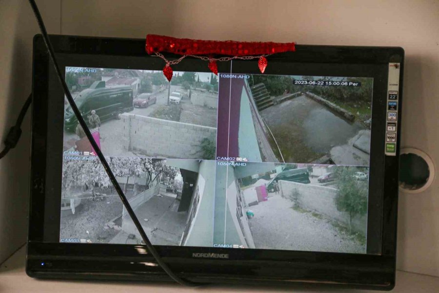 Özel Hareket Polislerinin Koçbaşı İle Girdiği Evde Şaşırtan Güvenlik Önlemi