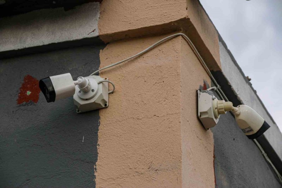 Özel Hareket Polislerinin Koçbaşı İle Girdiği Evde Şaşırtan Güvenlik Önlemi