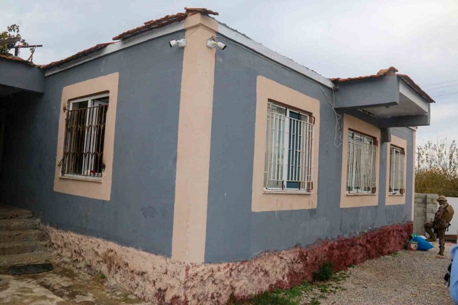 Özel Hareket Polislerinin Koçbaşı İle Girdiği Evde Şaşırtan Güvenlik Önlemi