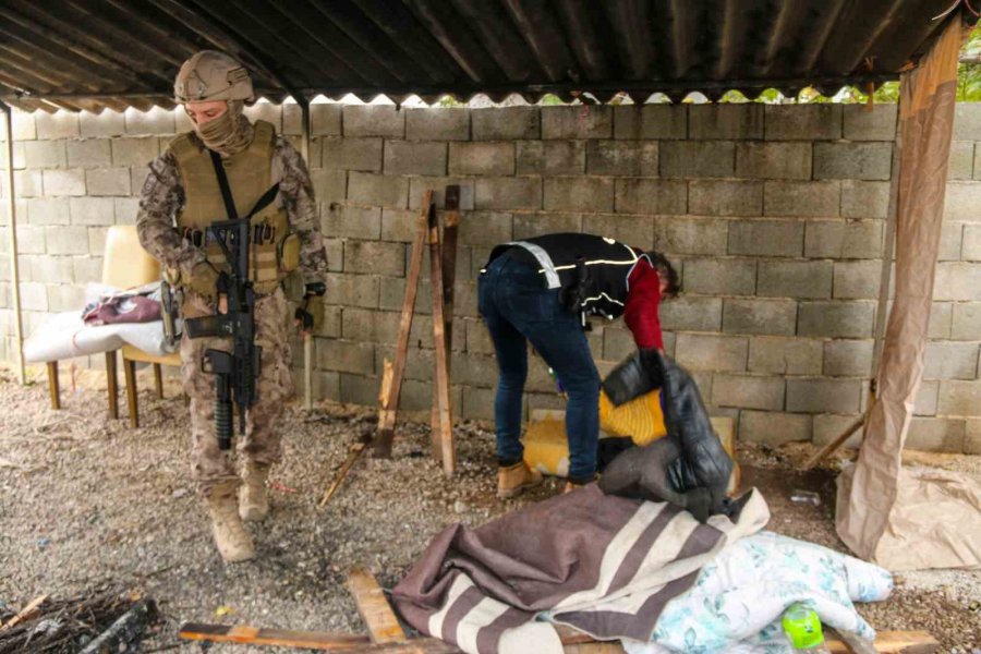 Özel Hareket Polislerinin Koçbaşı İle Girdiği Evde Şaşırtan Güvenlik Önlemi
