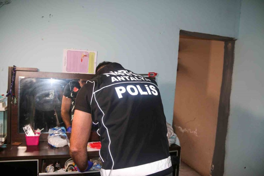 Özel Hareket Polislerinin Koçbaşı İle Girdiği Evde Şaşırtan Güvenlik Önlemi