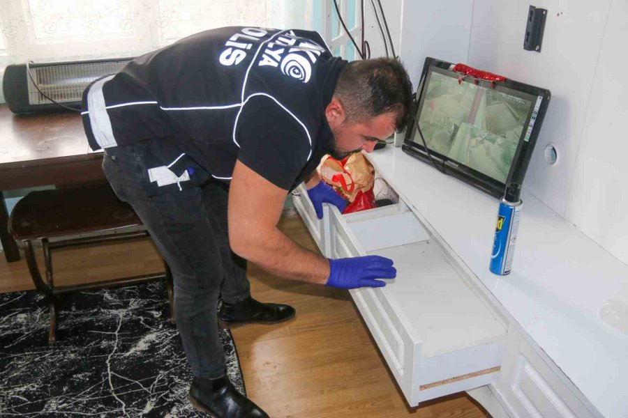 Özel Hareket Polislerinin Koçbaşı İle Girdiği Evde Şaşırtan Güvenlik Önlemi