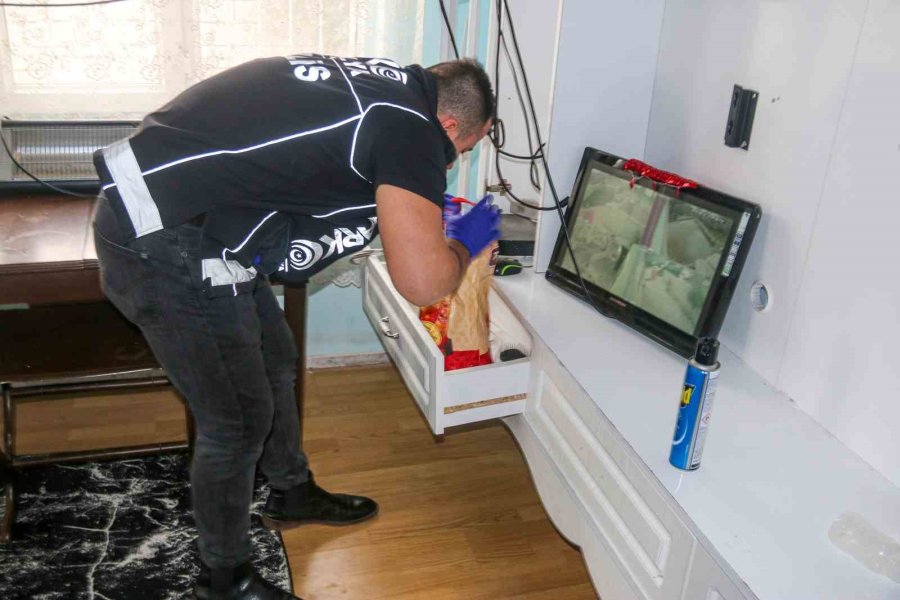 Özel Hareket Polislerinin Koçbaşı İle Girdiği Evde Şaşırtan Güvenlik Önlemi
