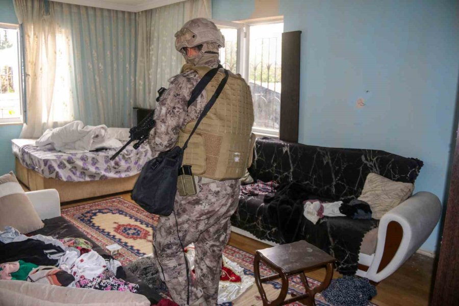 Özel Hareket Polislerinin Koçbaşı İle Girdiği Evde Şaşırtan Güvenlik Önlemi