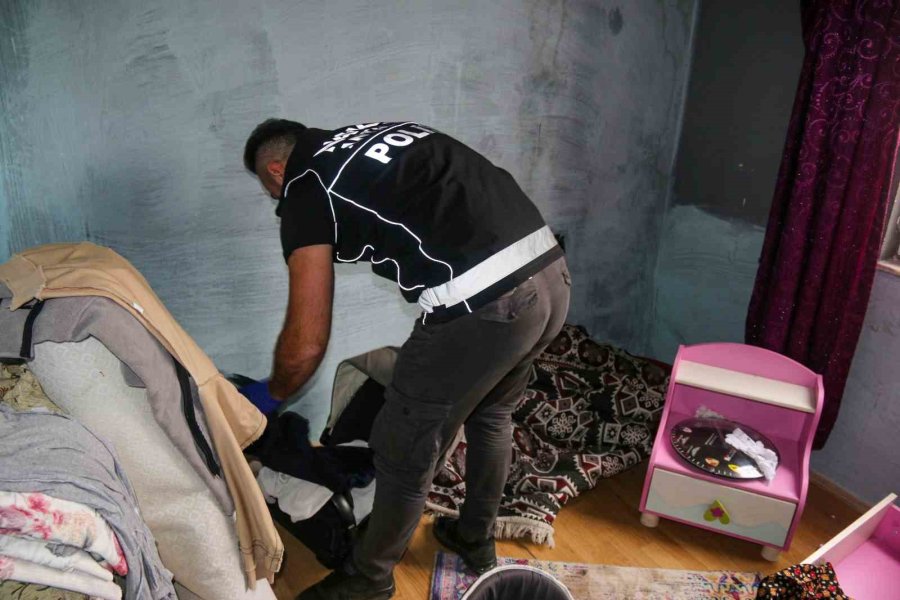 Özel Hareket Polislerinin Koçbaşı İle Girdiği Evde Şaşırtan Güvenlik Önlemi