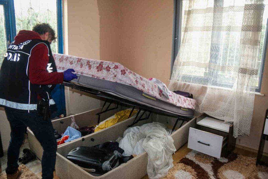 Özel Hareket Polislerinin Koçbaşı İle Girdiği Evde Şaşırtan Güvenlik Önlemi