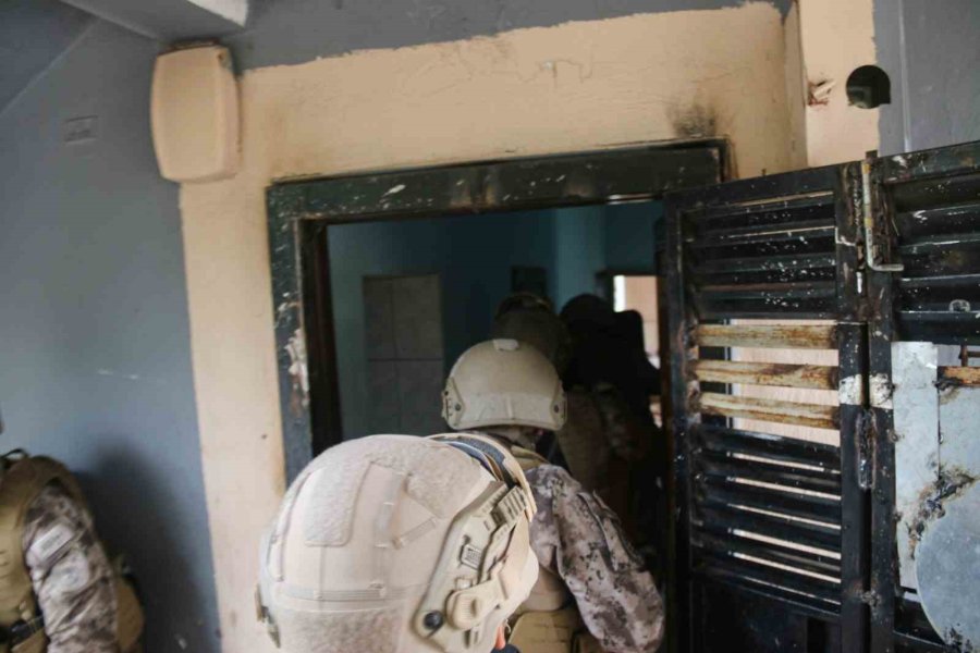 Özel Hareket Polislerinin Koçbaşı İle Girdiği Evde Şaşırtan Güvenlik Önlemi