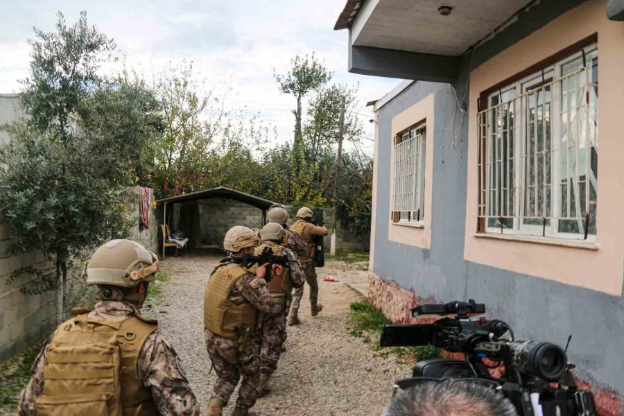 Özel Hareket Polislerinin Koçbaşı İle Girdiği Evde Şaşırtan Güvenlik Önlemi