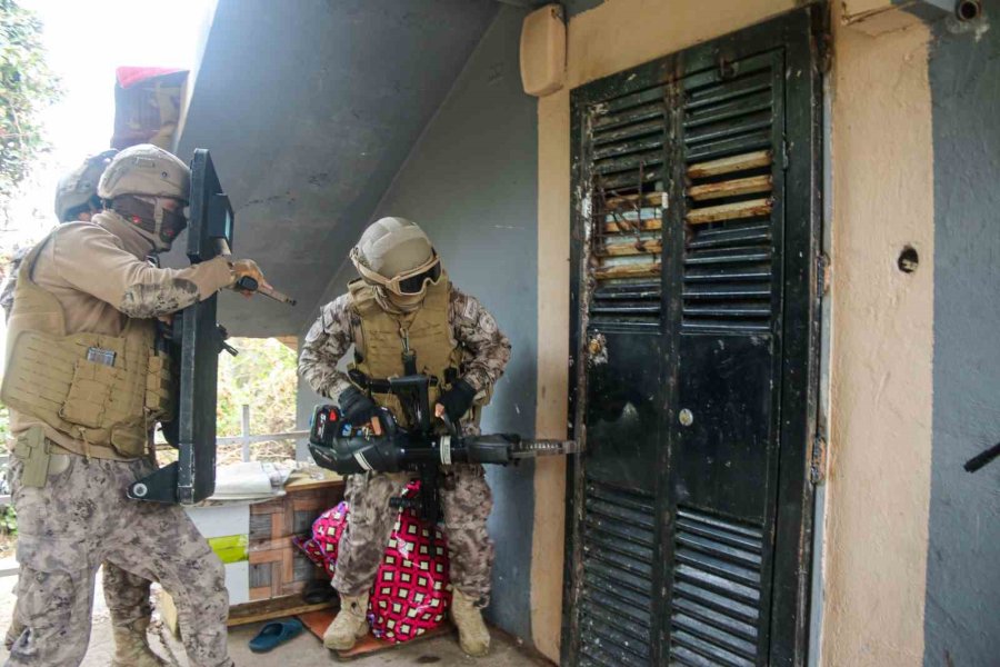Özel Hareket Polislerinin Koçbaşı İle Girdiği Evde Şaşırtan Güvenlik Önlemi