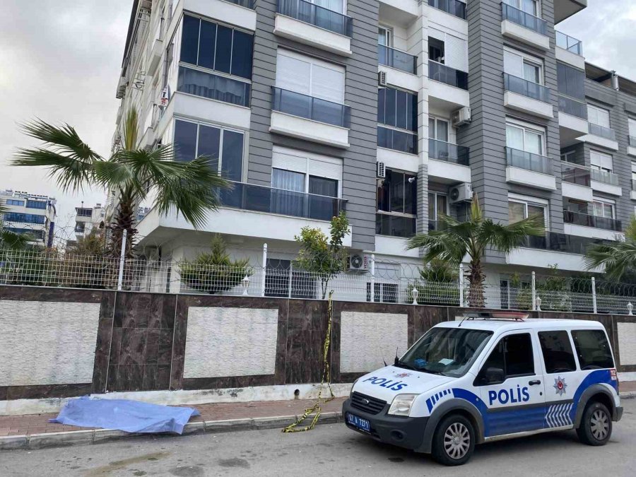 Kaldırım Üzerinde Erkek Cesedi Bulundu