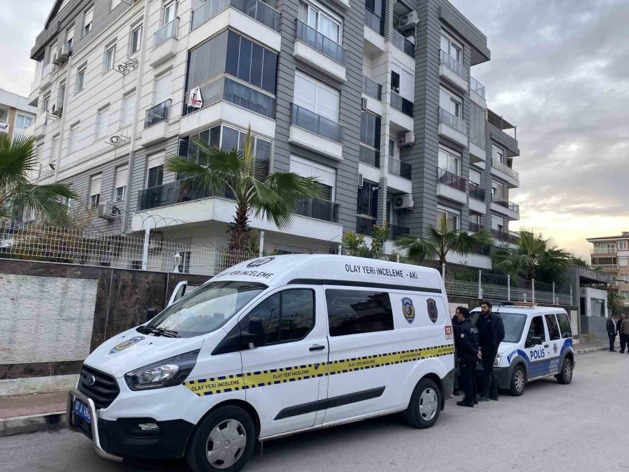 Kaldırım Üzerinde Erkek Cesedi Bulundu