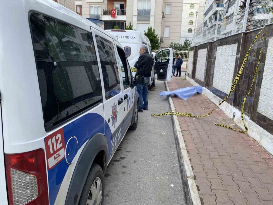 Kaldırım Üzerinde Erkek Cesedi Bulundu
