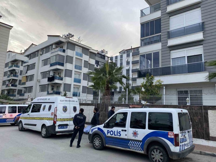 Kaldırım Üzerinde Erkek Cesedi Bulundu