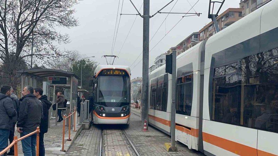 Eskişehir’de Tramvaya Silah Ve Bıçakla Bindiği İddia Edilen 4 Şahıs Bir Yolcuyu Darp Etti
