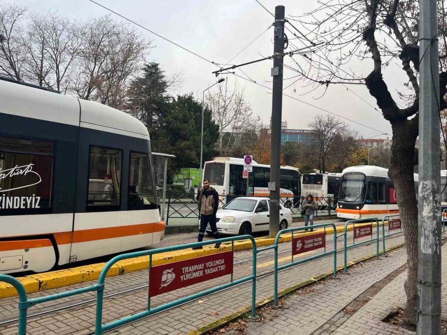 Eskişehir’de Tramvaya Silah Ve Bıçakla Bindiği İddia Edilen 4 Şahıs Bir Yolcuyu Darp Etti
