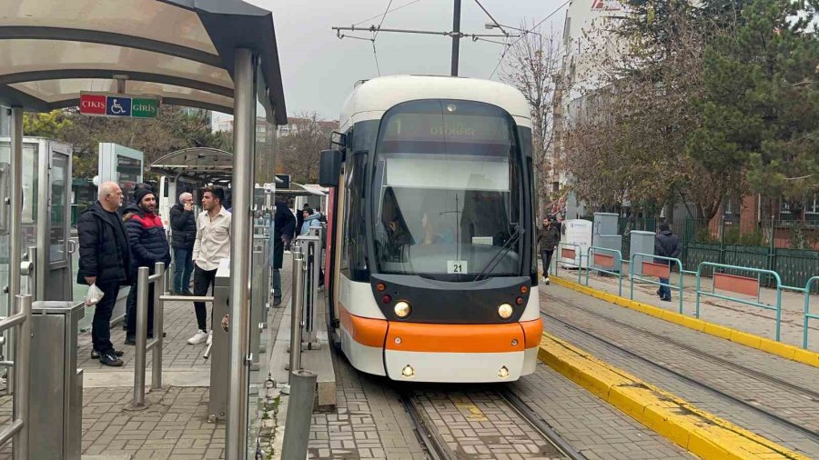 Eskişehir’de Tramvaya Silah Ve Bıçakla Bindiği İddia Edilen 4 Şahıs Bir Yolcuyu Darp Etti