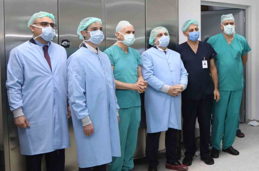 Erü Tıp Fakültesi’nde Robotik Teknoloji İle İlk Ameliyat Yapıldı